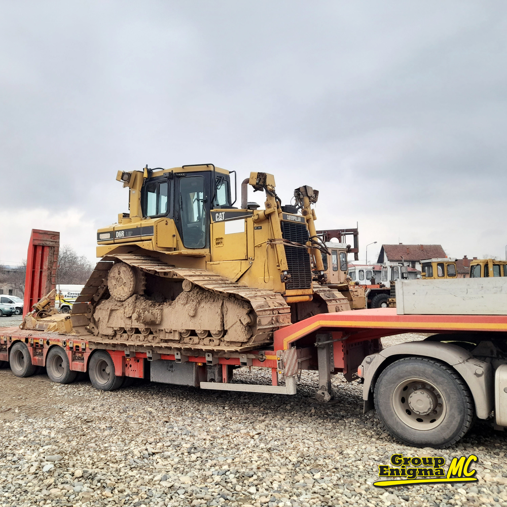 Na buldozeru CAT D6R u toku je zamena kompletnog hodnog stroja