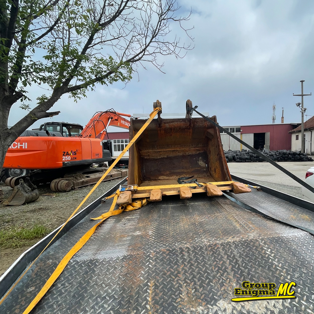 Na mašini CAT 323F izvršena je zamena noža i navlaka